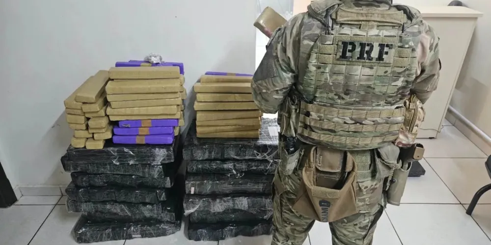 Droga estava espalhada por todo o automóvel, inclusive sob os pés dos ocupantes; homem e mulher de 38 anos foram detidos por tráfico
