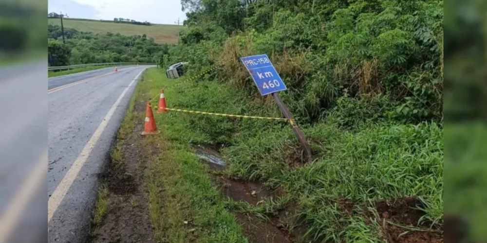 Veículo foi localizado abandonado e tombado às margens da rodovia
