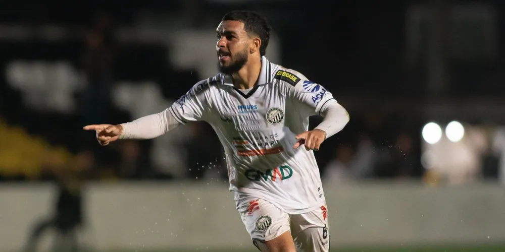 Moraes comemora gol diante do CRB, no Estádio Germano Krüger