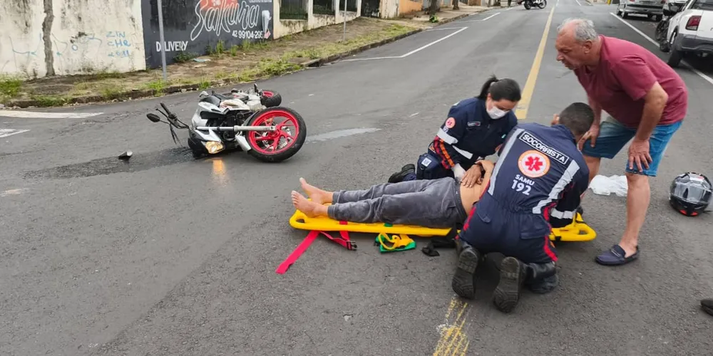Com o impacto, a condutora da motocicleta acabou caindo na via
