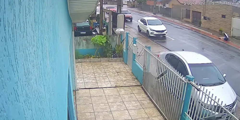 Mulher cai e bate a cabeça na calçada após ataque violento na Gerônimo Cabral no domingo (13)