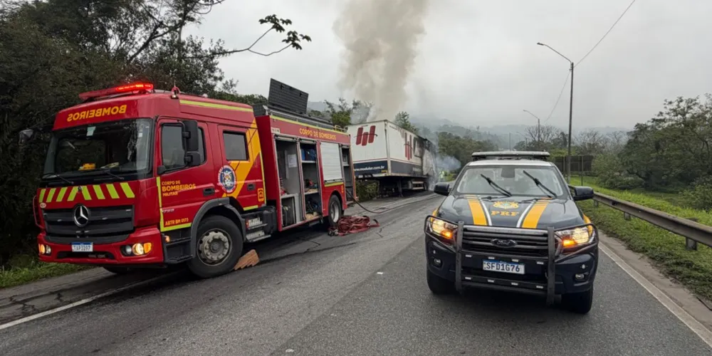 Incêndio em carreta de papelão