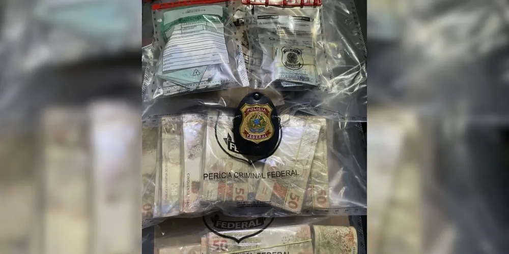 Um celular foi encontrado escondido na tubulação de esgoto.