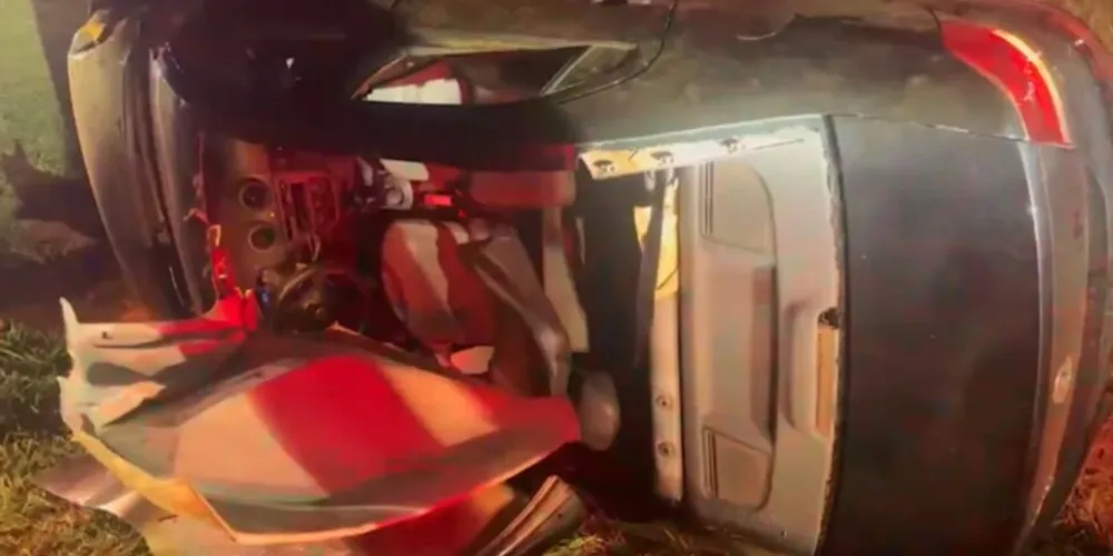 Homem perde o controle do carro e capota