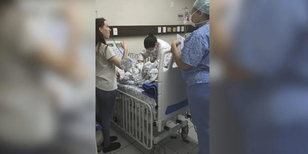 A rotina de Laura no hospital envolve o uso de antibióticos, curativos, acompanhamento médico e cuidados constantes