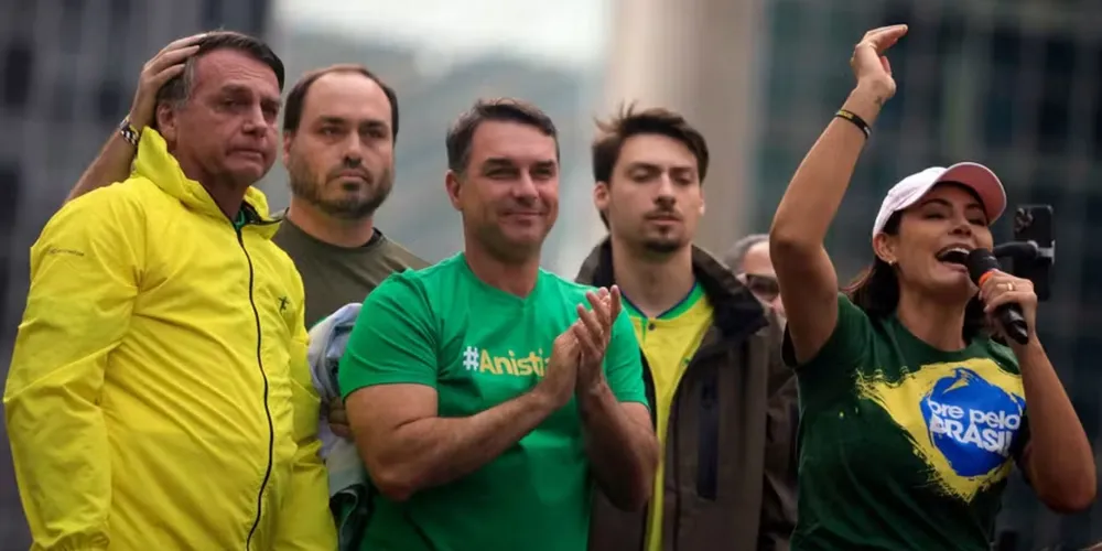 A principal aposta é o senador Flávio Bolsonaro (PL), escolhido pelo pai para disputar a Presidência