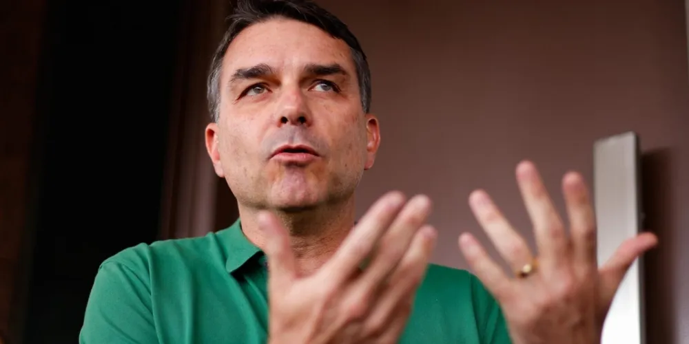 Na terça-feira (6), Flávio afirmou que usaria a "maioria" no Congresso para "mudar a Constituição"