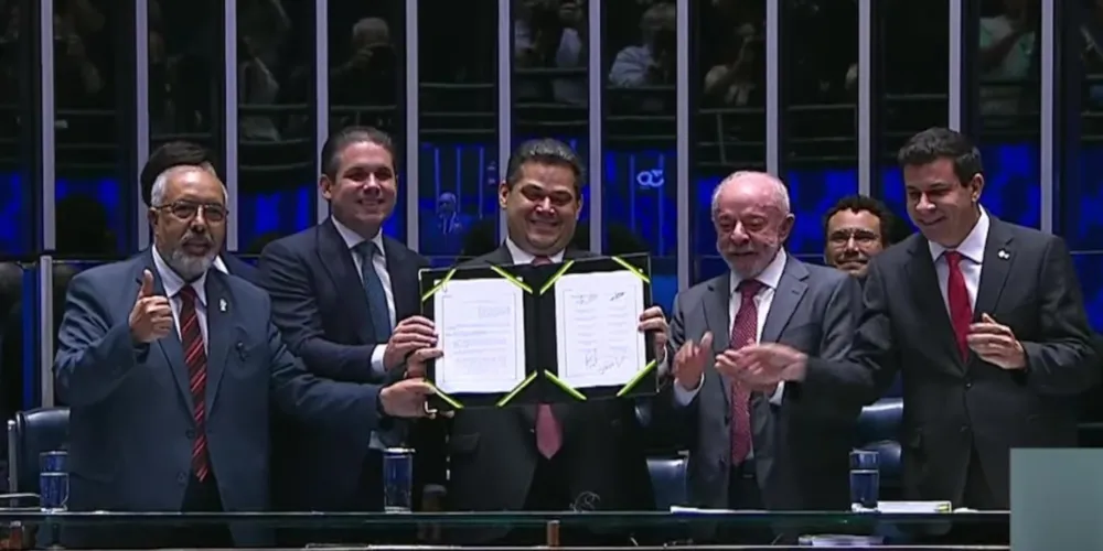 A cerimônia de promulgação ocorreu no plenário do Senado Federal e contou com a presença do presidente Luiz Inácio Lula da Silva (PT)