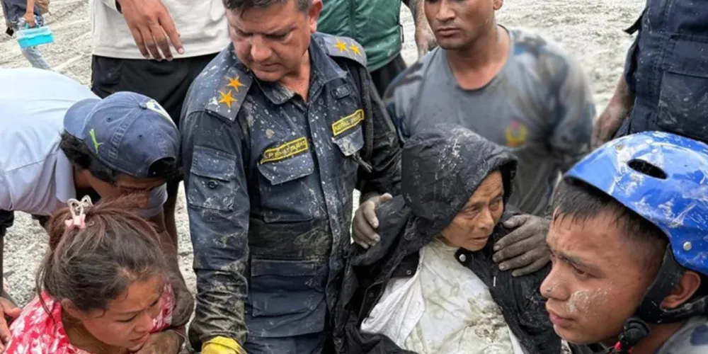 A mulher foi retirada da lama por uma equipe conjunta da Polícia Nacional do Nepal e da Força de Polícia Armada do Nepal
