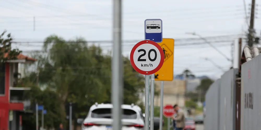 Sinalização Vertical (Placas): Dividida em regulamentação (regras obrigatórias), advertência (perigos na via) e indicação (orientação e destinos)