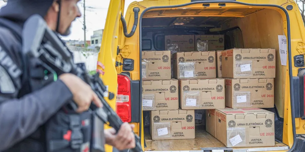 Equipamentos passam por etapas como geração de mídias, carga dos sistemas, testes e lacração antes de serem encaminhados para uso no pleito