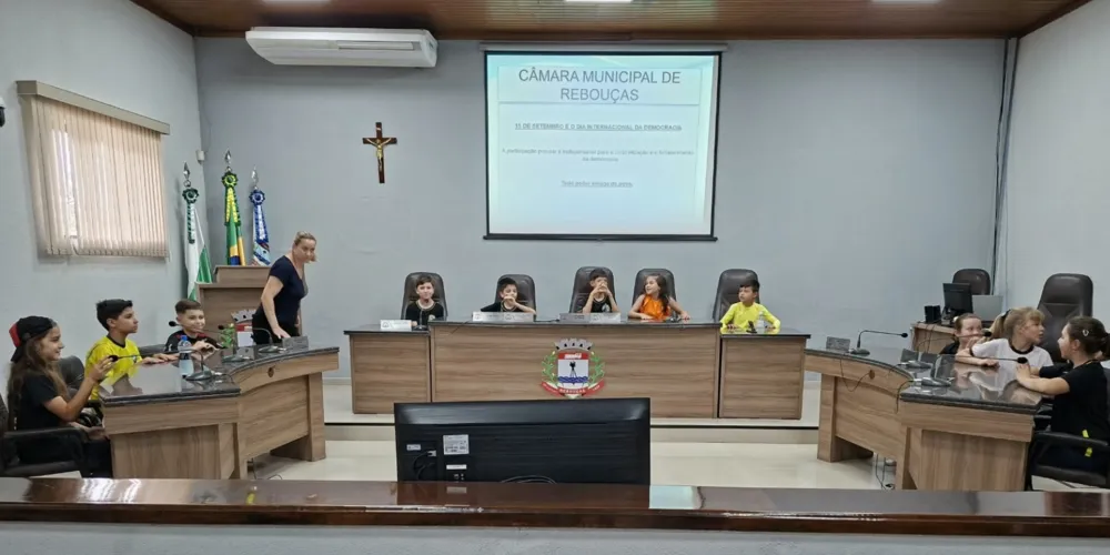Visita ao Legislativo Municipal contribuiu para alunos imergirem na proposta