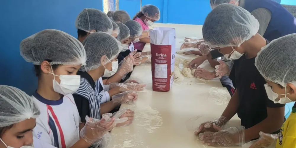 Alunos puderam colocar a mão na massa durante o trabalho