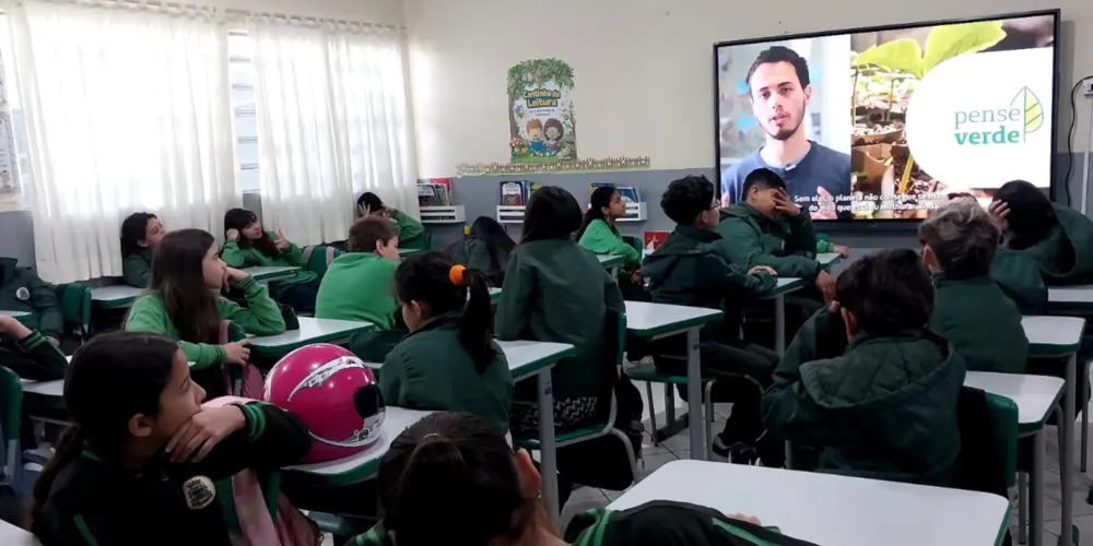 Trabalho saiu da sala de aula e ganhou espaços escolares, do município e das casas dos estudantes