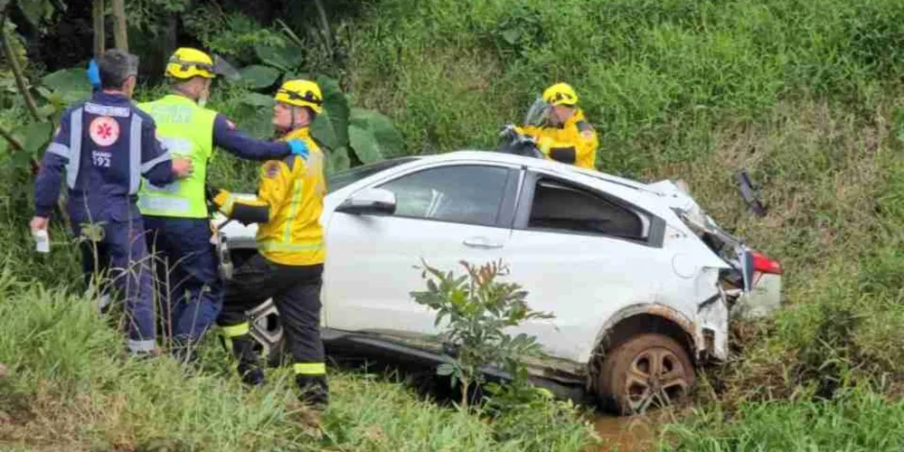 Cinco pessoas da mesma família estavam em um Honda HR-V quando o veículo colidiu na traseira de um caminhão