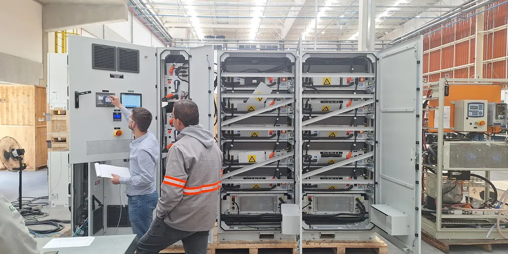 A Fazenda implantou um sistema de armazenamento de energia em baterias, conhecido como BESS, com 150 kW de potência e 312 kWh de capacidade