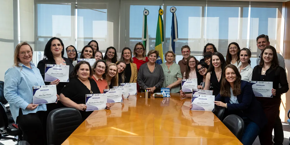 Entrega de certificados para 22 profissionais de saúde que participaram do Curso para Práticas Restaurativas em Ambiente de Saúde