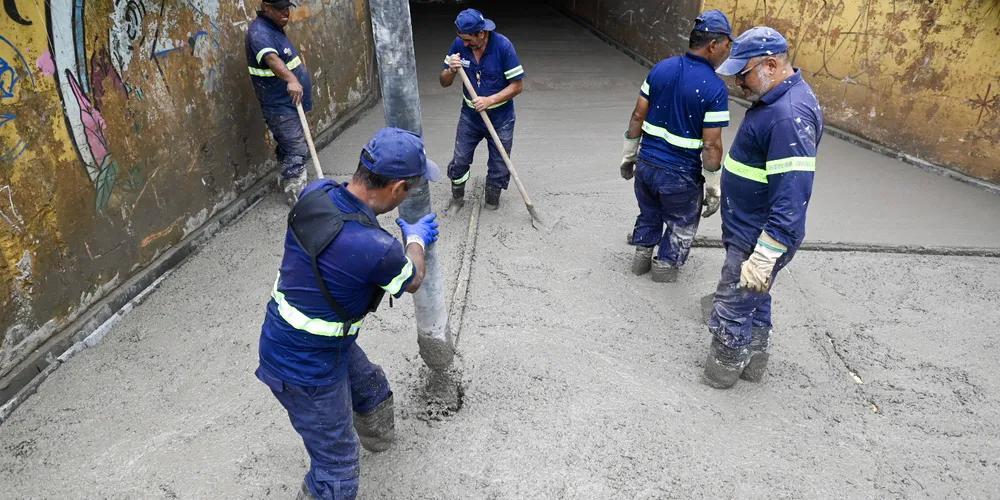 A intervenção buscou solucionar a retenção de água da chuva, que acelerava a deterioração do asfalto e exigia manutenções frequentes