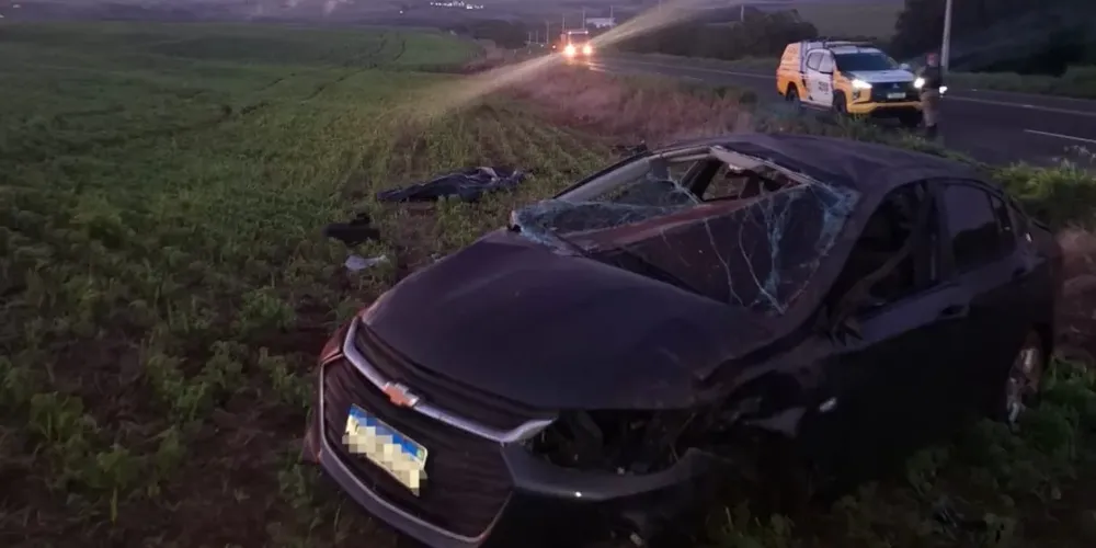 Com o impacto, o condutor foi lançado para fora do veículo e morreu no local.