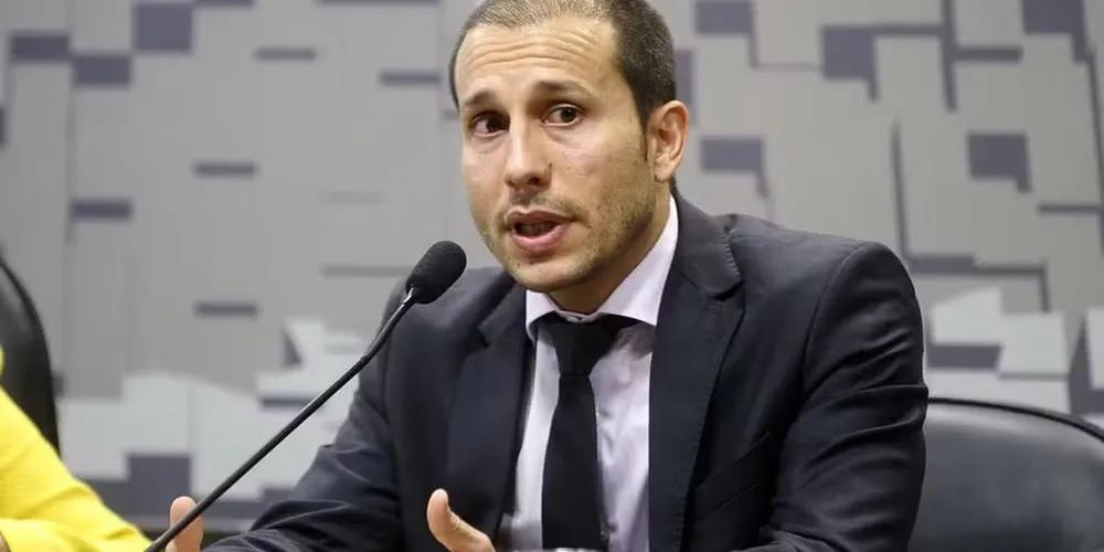 Antes do início da cerimônia, o ministro André Mendonça, do Supremo Tribunal Federal (STF) determinou o afastamento preventivo do diretor-geral da PF, Andrei Rodrigues