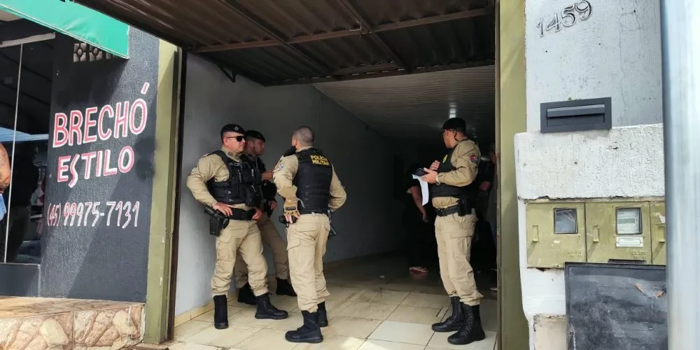Segundo a Polícia Militar, a mulher foi vítima de homicídio e apresentava um ferimento de faca no pescoço