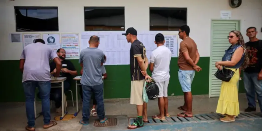 Eleitores em fila para votação