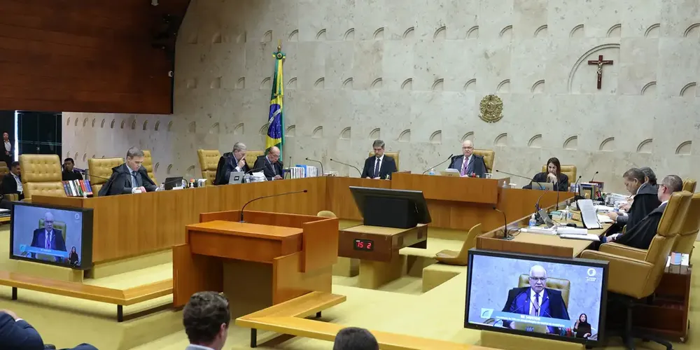 A sessão foi aberta pelo presidente do tribunal, Edson Fachin, por volta das 14h50, e o julgamento de ontem não foi mencionado