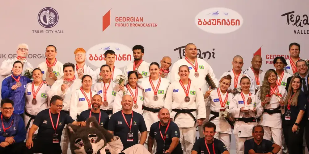 No judô, as competições foram por equipes, e os judocas brasileiros subiram ao terceiro lugar do pódio em ambos os naipes
