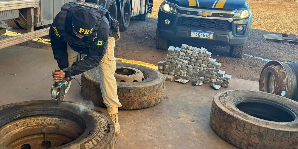 Policiais perceberam que vários pneus do caminhão-trator e dos semirreboques haviam sido trocados recentemente