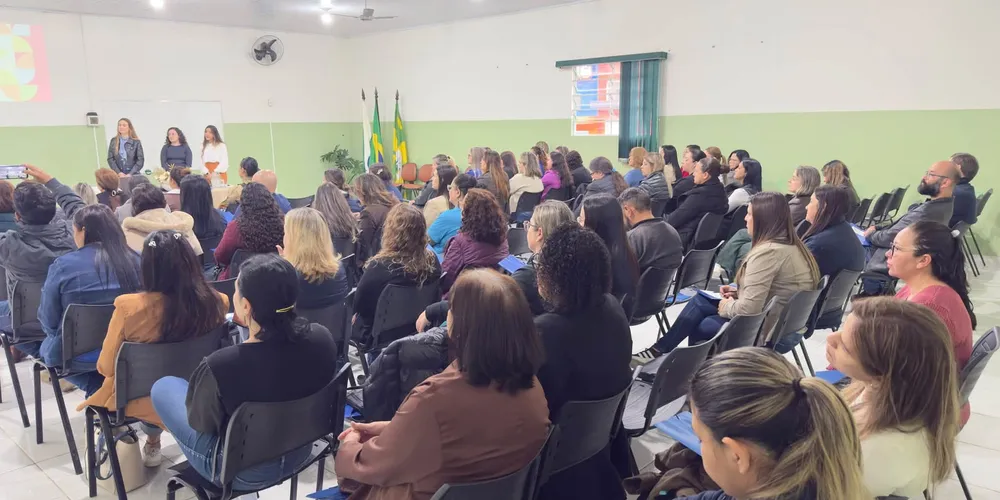 As atividades neste primeiro dia foram conduzidas pela assistente social Bárbara Bobek, formada pela UEPG, e pela psicóloga Lia Christie Sibeneichler