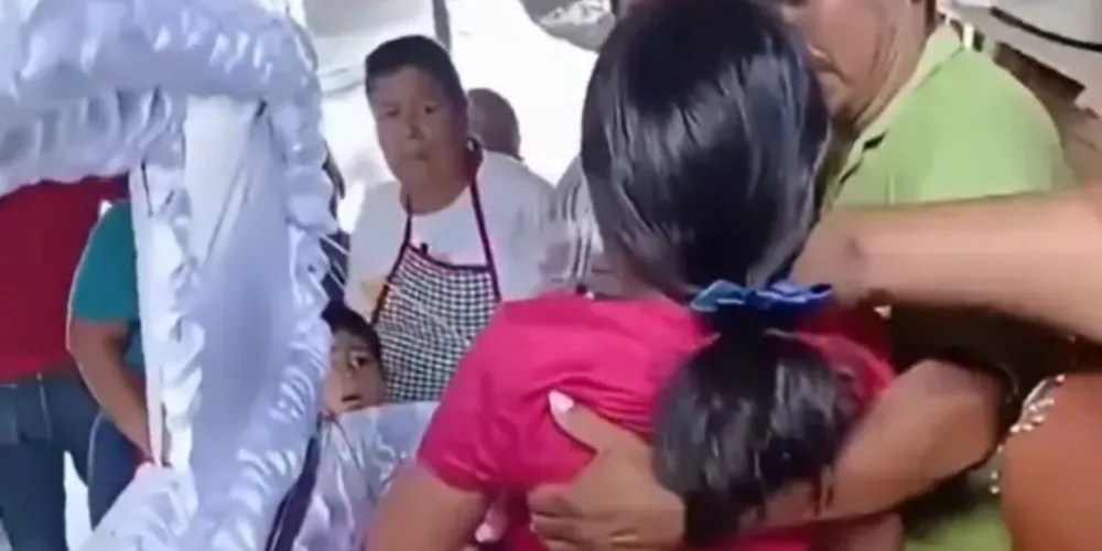 Adolescente dada como morta acorda durante o próprio velório na comunidade de El Jocote