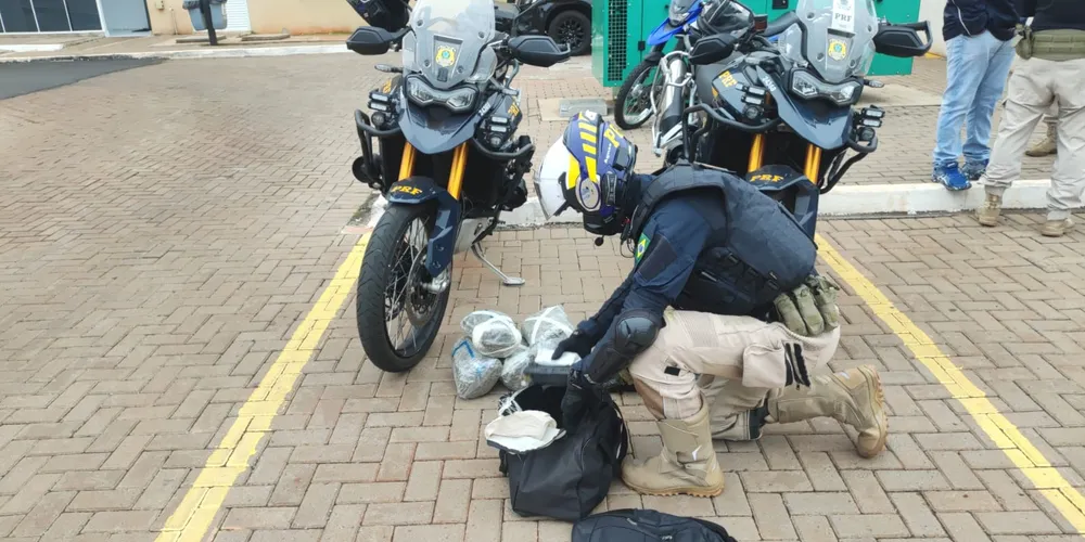 A droga era transportada por um dos passageiros de uma das motocicletas que realizaram manobras irregulares BR-277