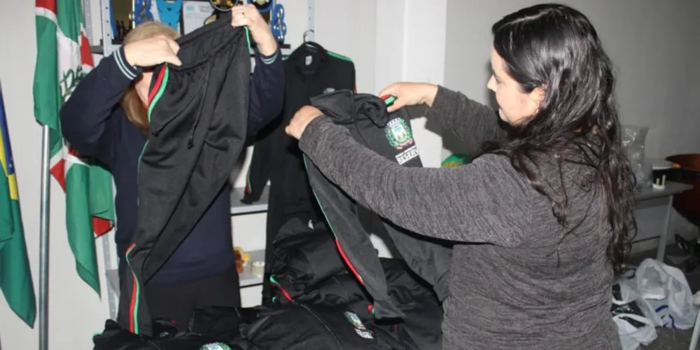 Entrega foi realizada antes da 33º Campeonato Paranaense de Fanfarras e Bandas, que ocorreu neste sábado