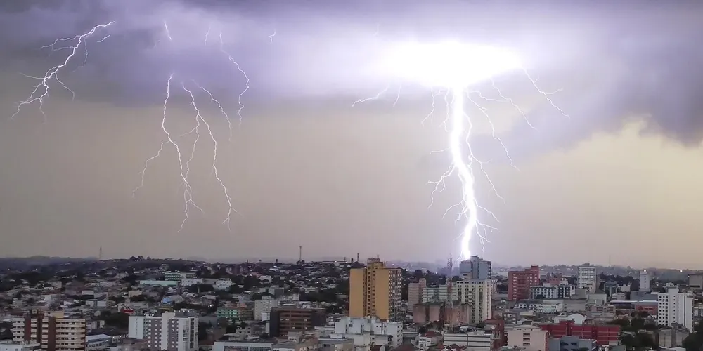 Sequência de dias de alto risco no Sul do Brasil incluirá chuva forte a intensa com cheias de rios pelos altos volumes, raios e temporais isolados com queda de granizo e vendavais
