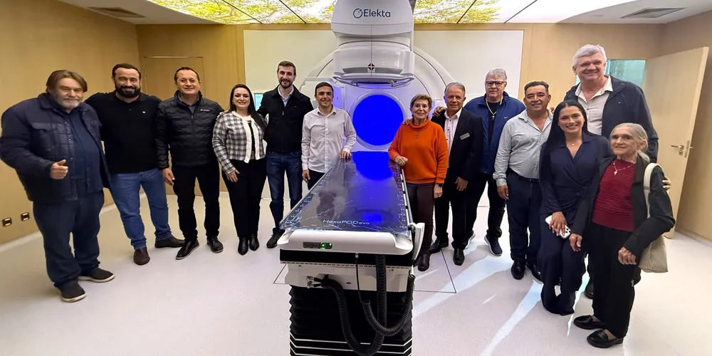 O deputado federal e candidato à reeleição, Aliel Machado (PV-PR) na entrega do acelerador linear no Centro de Radioterapia