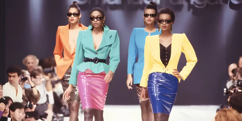 Neste ano, as passarelas de marcas como Saint Laurent, Dior, Khaite e Willy Chavarria abriram espaço para os códigos dos anos 80