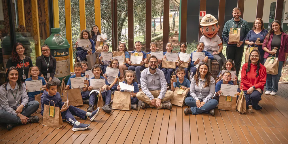 A turma da Escola Alda Rebonato celebrou a visita à Cargill com certificados, brindes e uma experiência de aprendizado ambiental