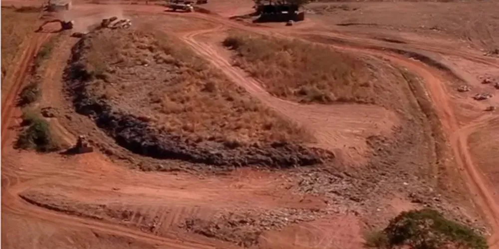 Os restos mortais estavam em avançado estado de decomposição, ao lado de um caixão