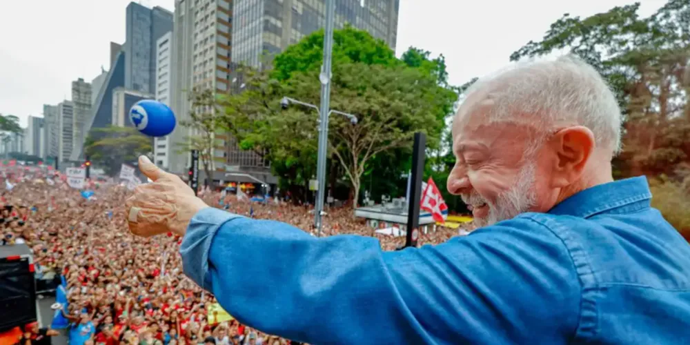 Candidato à reeleição Luiz Inácio Lula da Silva durante ato na Avenida Paulista, em São Paulo