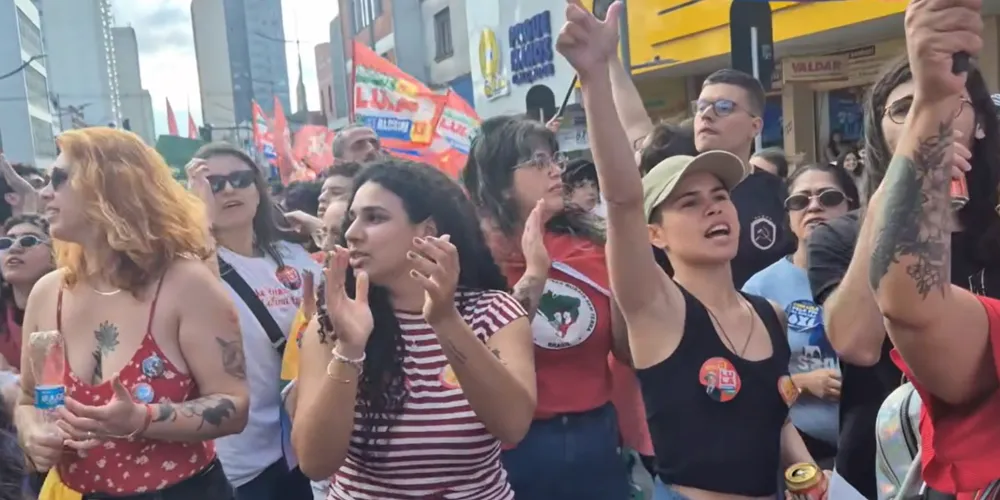 Apoiadores de Lula (PT) realizaram a "Caminhada pela Democracia" em Ponta Grossa neste sábado (17)