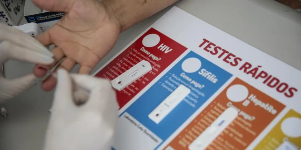 O SUS disponibiliza gratuitamente testes para HIV, sífilis e hepatites B e C