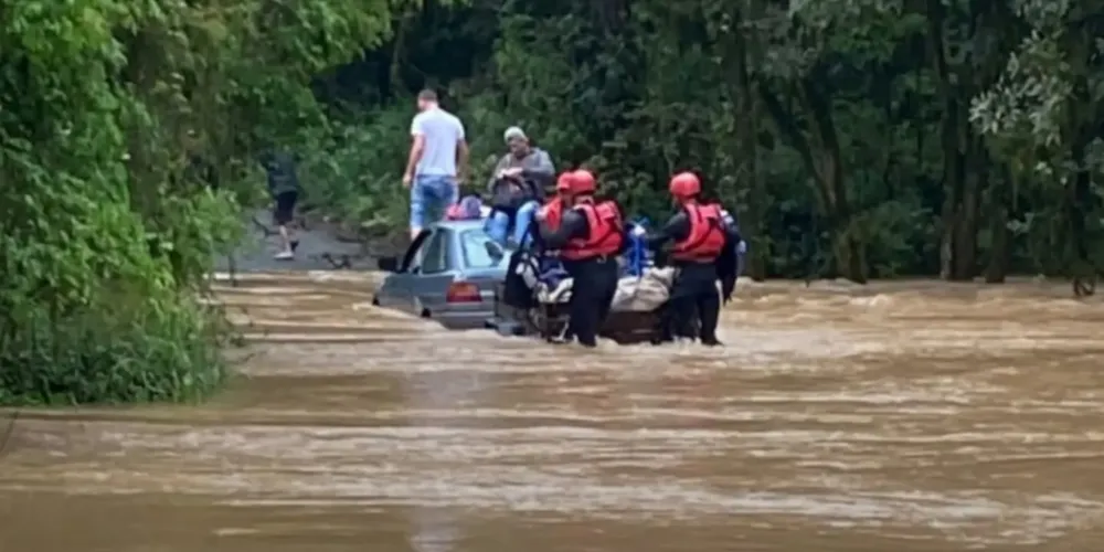 O grupo foi resgatado pelo Corpo de Bombeiros