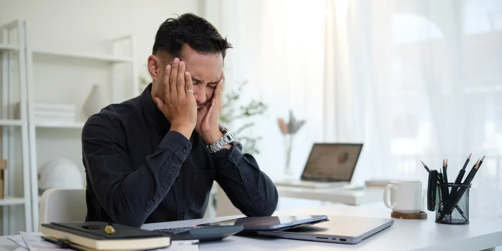 A sobrecarga relacionada ao trabalho pode vir acompanhada de dificuldade para dormir, dores de cabeça e tensão muscular