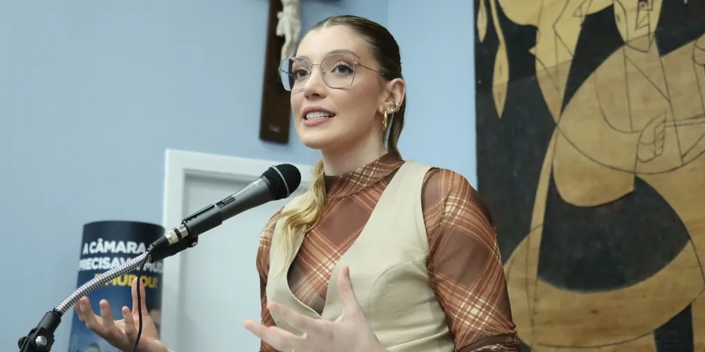Jornalista Larissa Del Pozo apresenta as ações do projeto CulturAção durante a Tribuna Livre na Câmara de Ponta Grossa