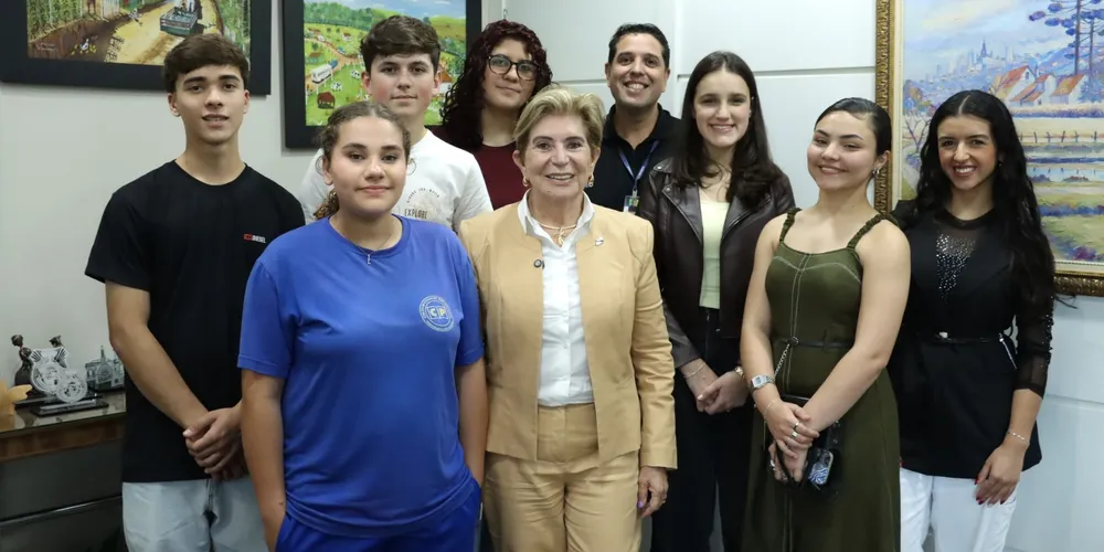 Vereadores jovens do programa Câmara Jovem visitam os gabinetes da prefeita Elizabeth Schmidt e do vice-prefeito Pastor Moisés Faria na Prefeitura de Ponta Grossa