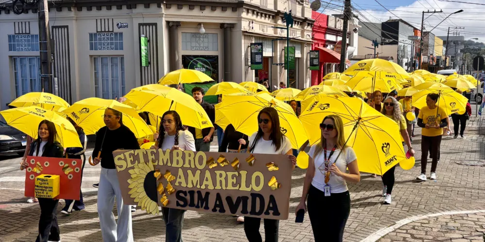 Guardas-chuvas amarelos coloriram a Rua Dr. Jorge Xavier da Silva