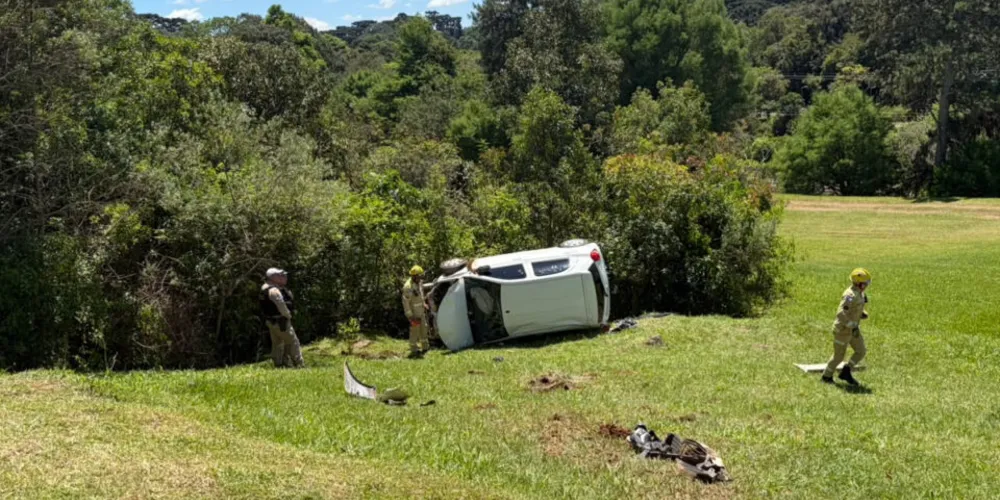 Jovens capotaram carro no Cemitério Parque Iguaçu