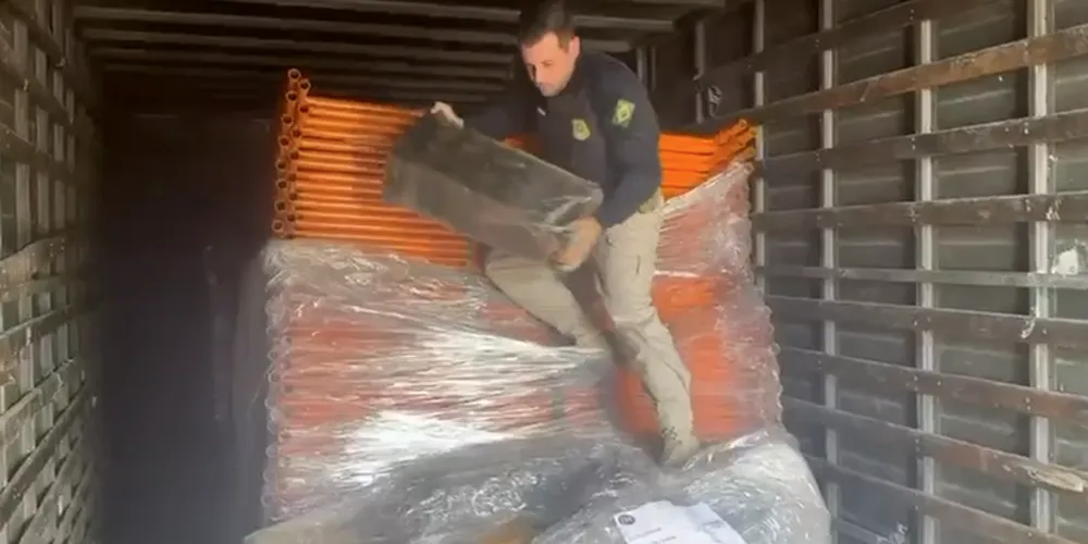 Policiais encontraram dentro de uma carga paletizada de estruturas metálicas, diversos fardos de maconha