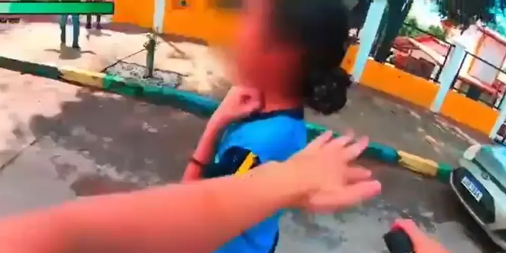 Nas imagens, a estudante aparece do lado de fora da escola, com várias abelhas sobre a roupa e os braços
