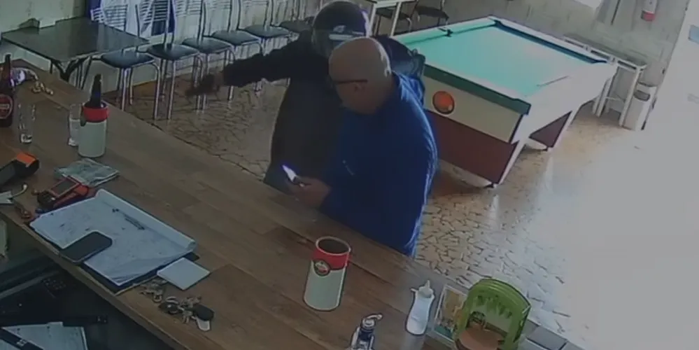 Durante a ação, uma corrente de ouro pertencente à vítima foi levada